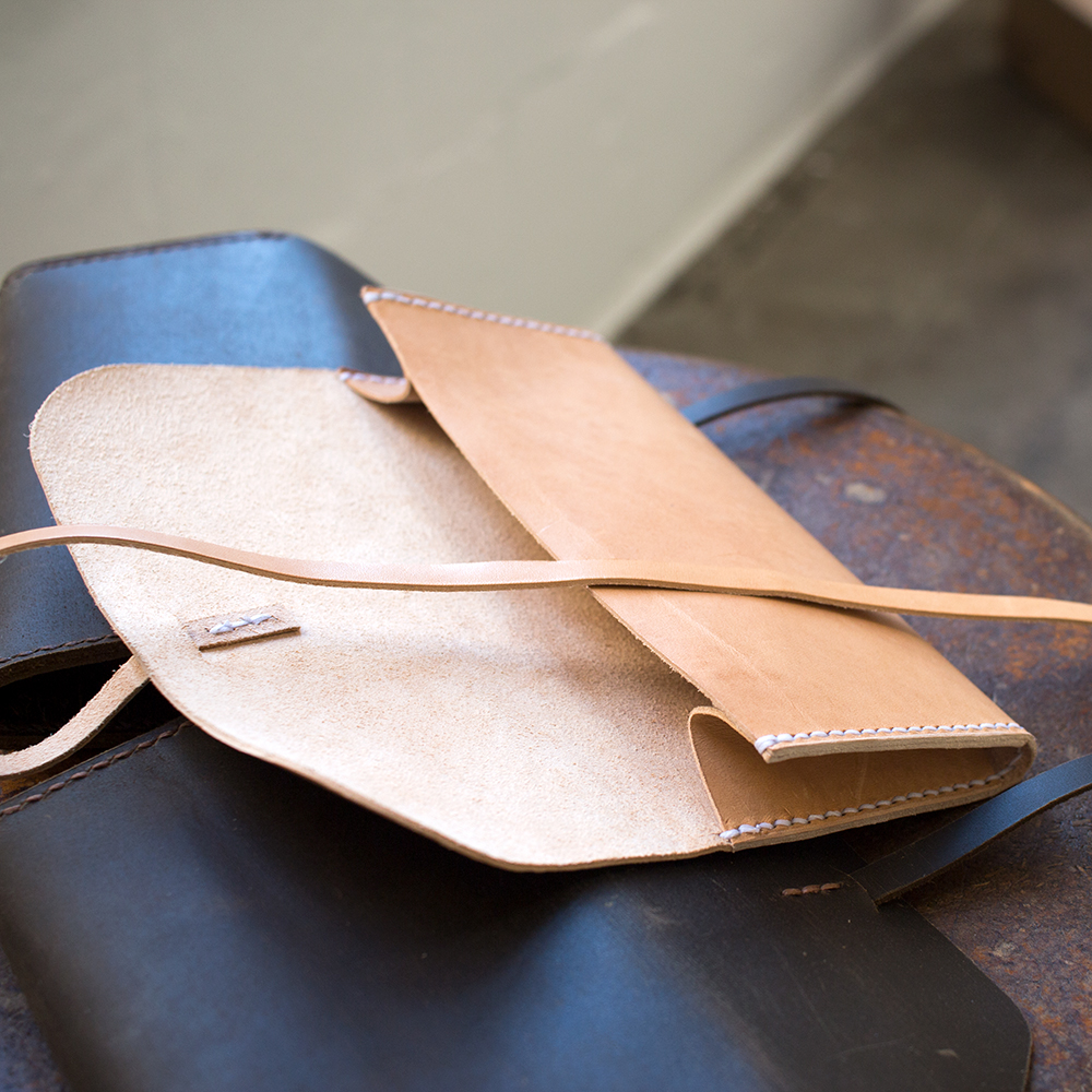Make A Simple Gusseted Leather Clutch - Free PDF Template - Build Along Tutorial | MAKESUPPLY